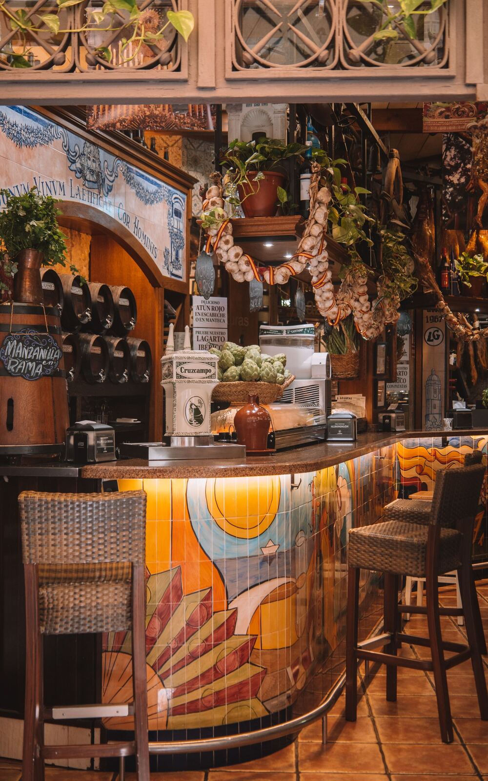 Interior de un bar con azulejos y barra de madera